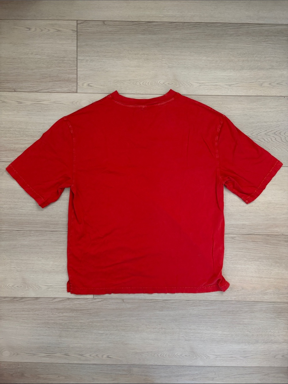 Aritzia Red Short Sleeve V-Neck Tee with Gold '67' Graphic - Picture 3 of 3